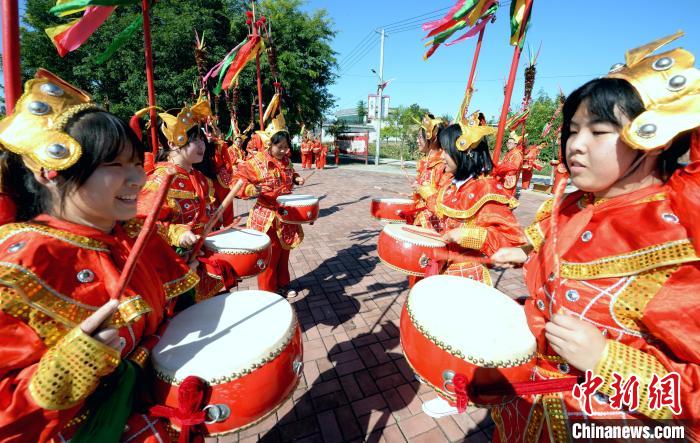 河北省隆尧县千户营乡招子鼓广场上，隆尧县滏阳中学的学生们在练习招子鼓。　杜柏桦 摄