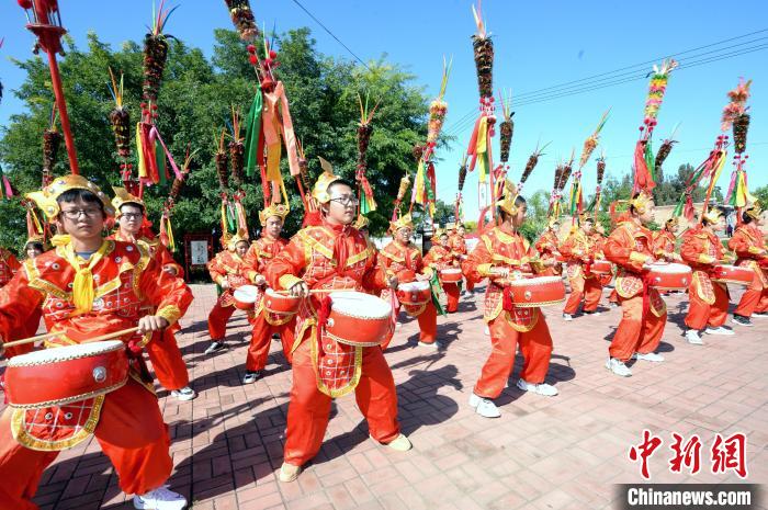 河北省隆尧县千户营乡招子鼓广场上，隆尧县滏阳中学的学生们在练习招子鼓。　杜柏桦 摄