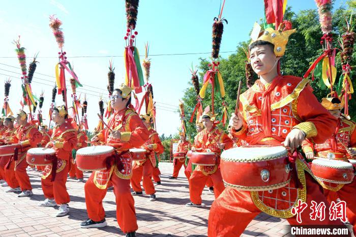 河北省隆尧县千户营乡招子鼓广场上，隆尧县滏阳中学的学生们在练习招子鼓。　杜柏桦 摄