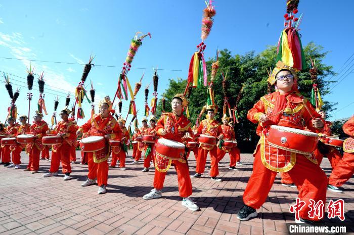 河北省隆尧县千户营乡招子鼓广场上，隆尧县滏阳中学的学生们在练习招子鼓。　杜柏桦 摄