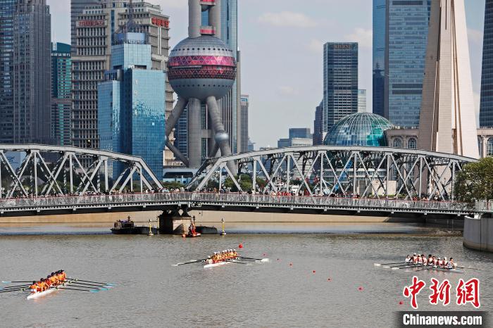 2021上海赛艇公开赛在苏州河上举行。　殷立勤 摄