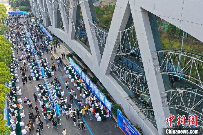 江西南昌举行创业就业“百场校招”活动人气火爆