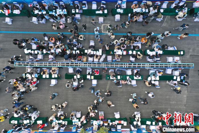 图为航拍下的南昌大学前湖校区校园招聘活动户外现场。　刘占昆 摄