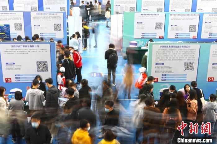 图为南昌大学前湖校区校园招聘活动现场，求职的学生人潮涌动。　刘占昆 摄