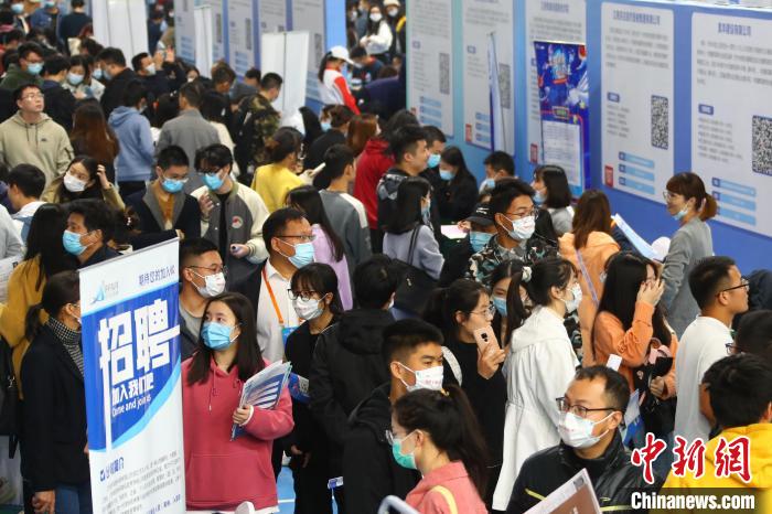 图为南昌大学前湖校区校园招聘活动现场，求职的学生人潮涌动。　刘占昆 摄