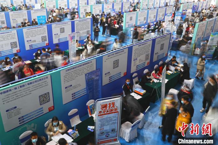 图为南昌大学前湖校区校园招聘活动现场，求职的学生人潮涌动。　刘占昆 摄