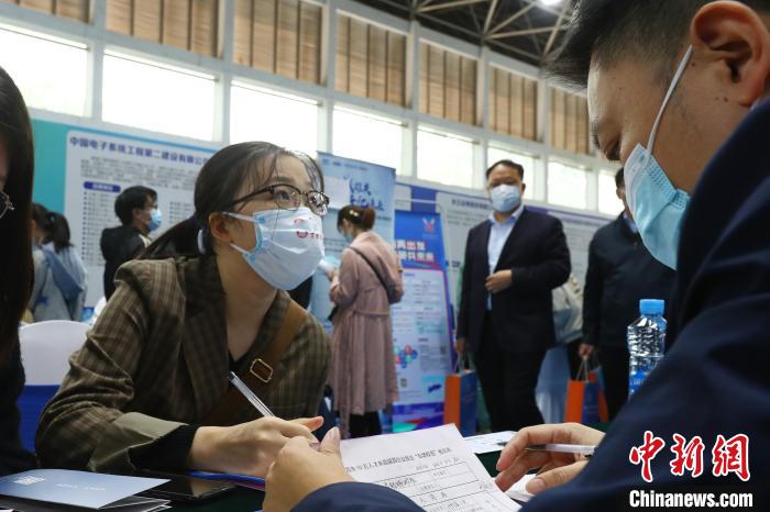 图为南昌大学前湖校区校园招聘活动现场，一名大学生正在求职现场填写报名表。　刘占昆 摄