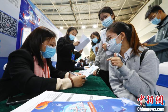 图为南昌大学前湖校区校园招聘活动现场，求职学生正在咨询就业相关内容。　刘占昆 摄