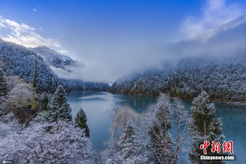 四川九寨沟秋意正浓 高海拔区域迎降雪