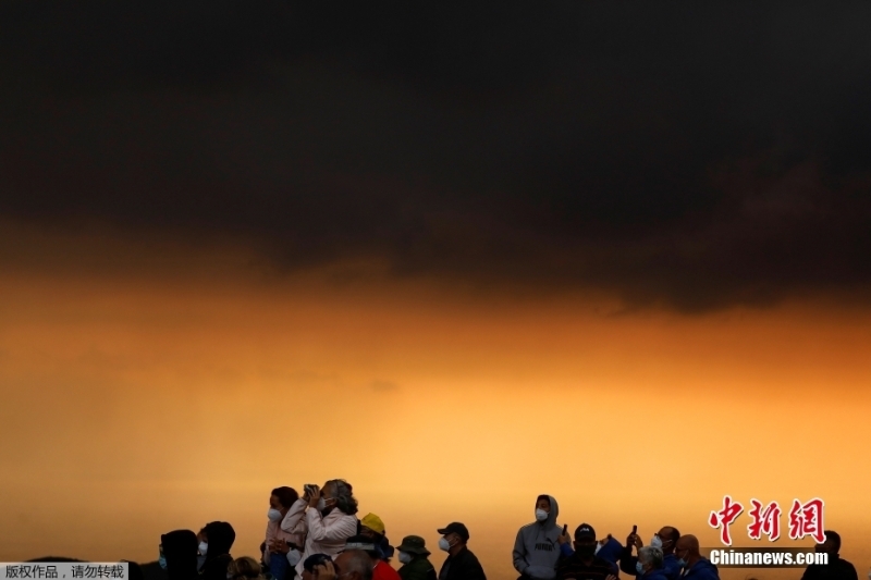 西班牙火山喷发无停止迹象 民众聚集围观