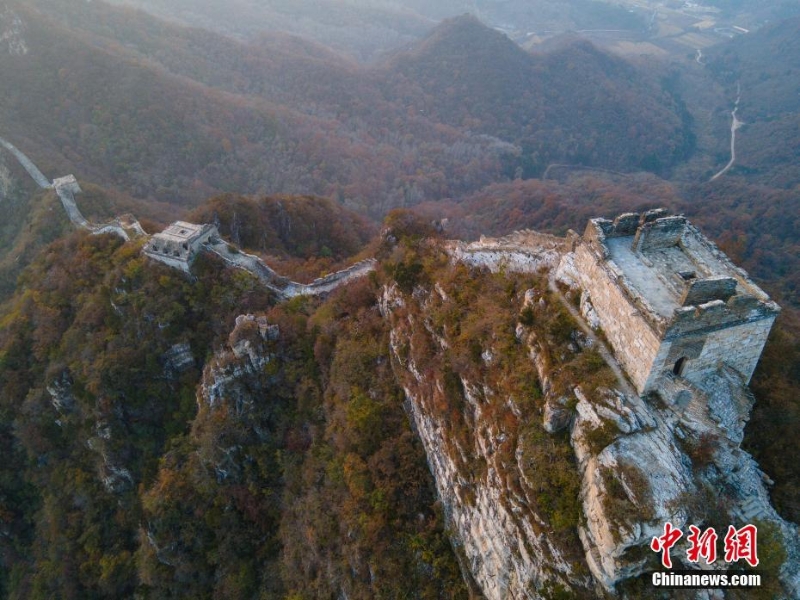 航拍箭扣长城深秋风光 层林尽染满山红