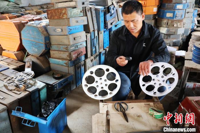 刘信平在修复老电影胶片。　姚友谅 摄
