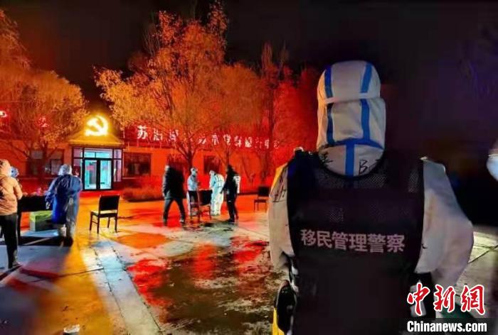 图为战疫中的移民管理警察。　王振恒 摄