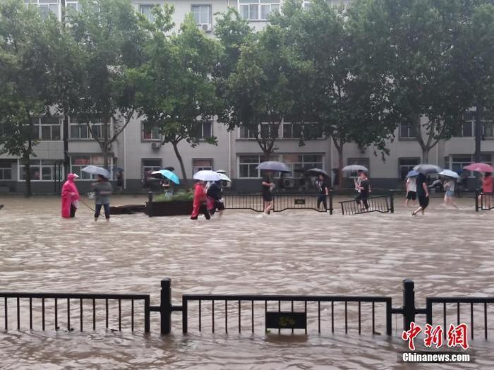 资料图：持续强降雨导致郑州部分街道积水严重。<a target='_blank' href='http://www.chinanews.com/'>中新社</a>记者 阚力 摄 