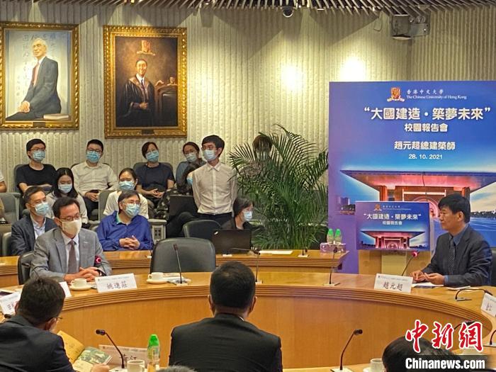 赵元超(右)与中大老师交流。　魏华都 摄