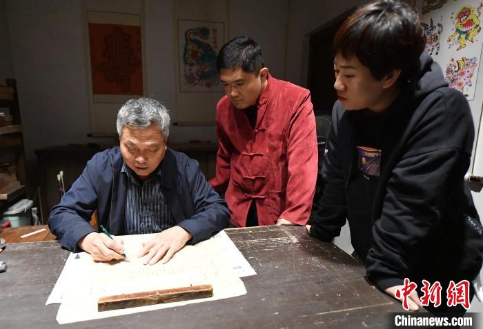 10月28日，国家级非物质文化遗产武强木版年画代表性传承人马习钦在绘制墨线稿。　苏小立 摄