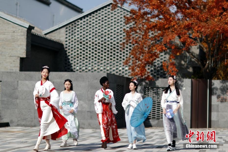 北京世园公园红叶进入最佳观赏期  引游客游园打卡