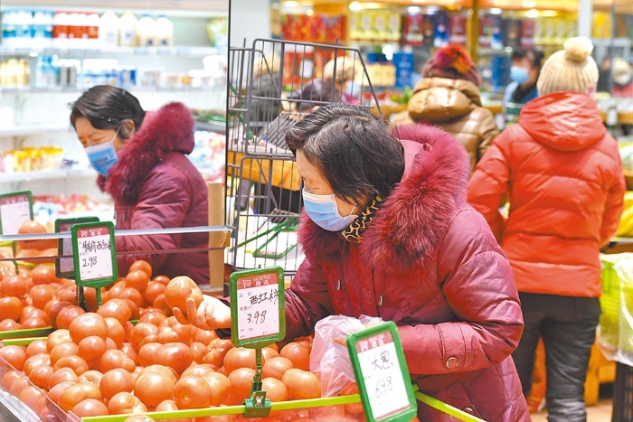 大陸近來多地出現菜價飆漲，甚至出現「菜比肉貴」現象。圖為北京市民在超市內選購蔬菜。（中新社）