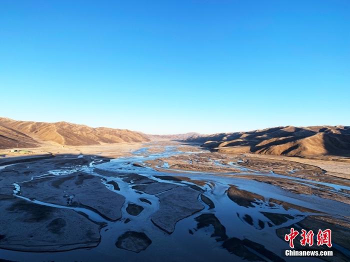 果洛州达日县境内的黄河。青海省果洛州地处三江源腹地，黄河在果洛境内蜿蜒760公里，是“中华水塔”的重要组成部分和国家重要的生态安全屏障。
