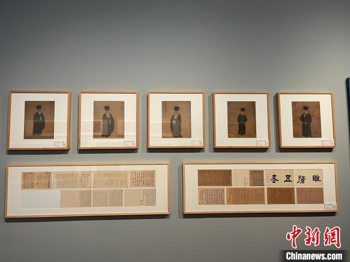 展览现场，原本分藏于不同地方的画作以绘画调色样稿的方式“重聚”。　童笑雨 摄