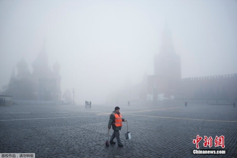 俄罗斯莫斯科出现罕见大雾 城市景观变“模糊”