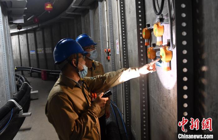 雄安新区综合管廊首批电力舱线缆投入运行，工作人员正在检查设备。　韩冰 摄