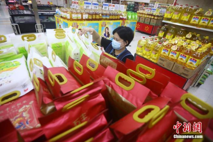 资料图：超市工作人员摆放大米和油等生活必需品。 <a target='_blank' href='http://www.chinanews.com/'>中新社</a>记者 泱波 摄