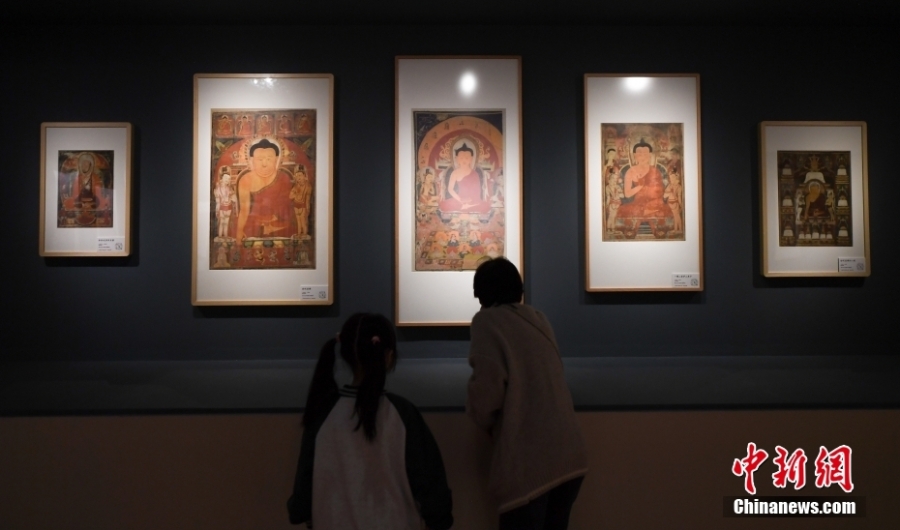 “盛世修典——‘中国历代绘画大系’阶段性成果展”吸引参观者