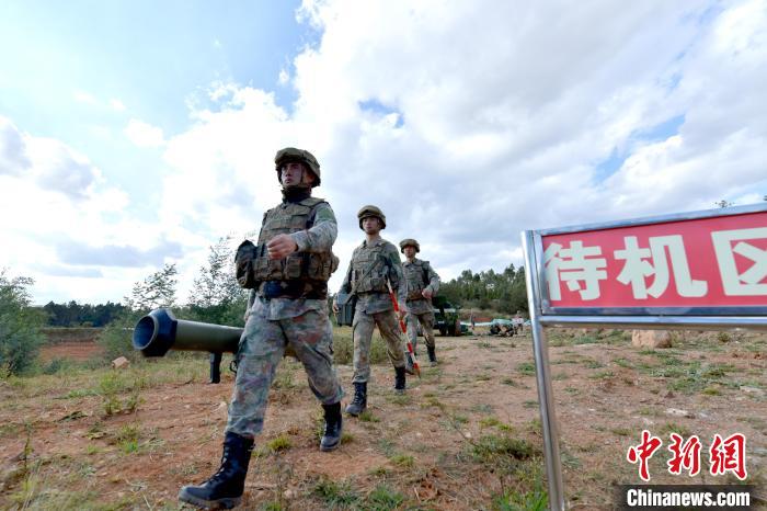 向射击地域出发。　阳吉成 摄