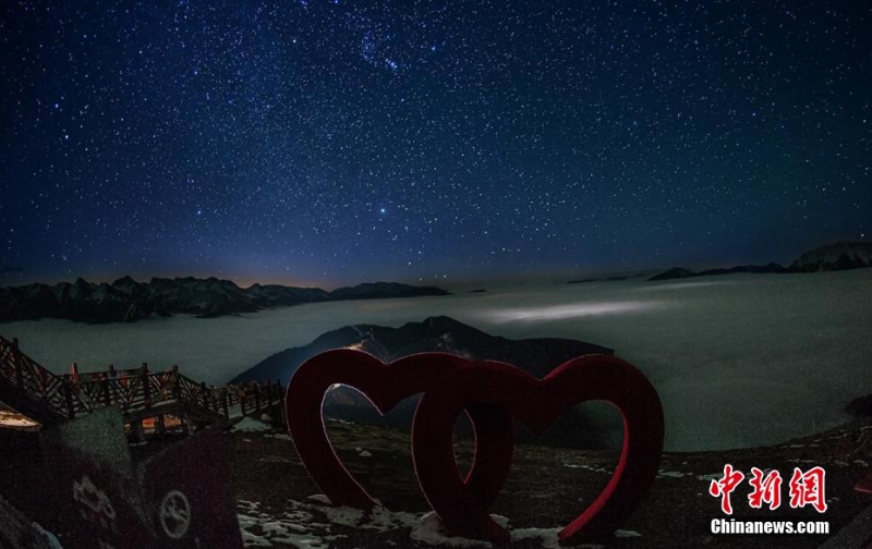 四川宝兴： 雪山云海星空美景如画