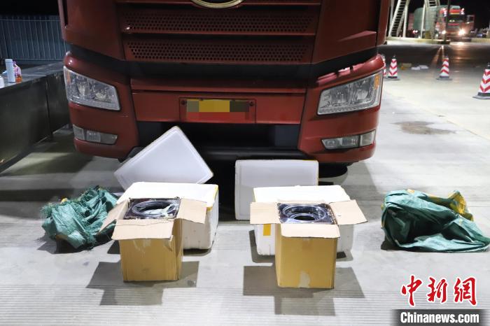 云南西双版纳：民警从火炉内查获毒品8公斤