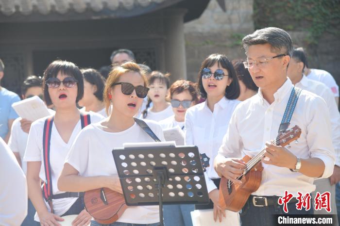 11月7日，湄洲妈祖祖庙前，两岸妈祖人音乐快闪现场。　高亚成 摄