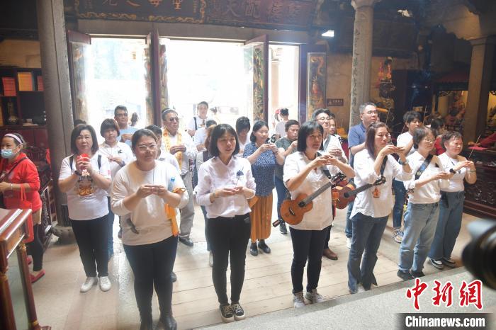 11月7日，湄洲妈祖祖庙，两岸妈祖人上香。　高亚成 摄