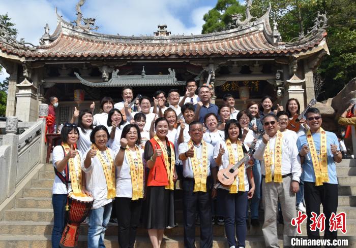 11月7日，上海市台湾同胞投资企业协会副会长邹锦章等一行29人参访湄洲妈祖祖庙。　高亚成 摄