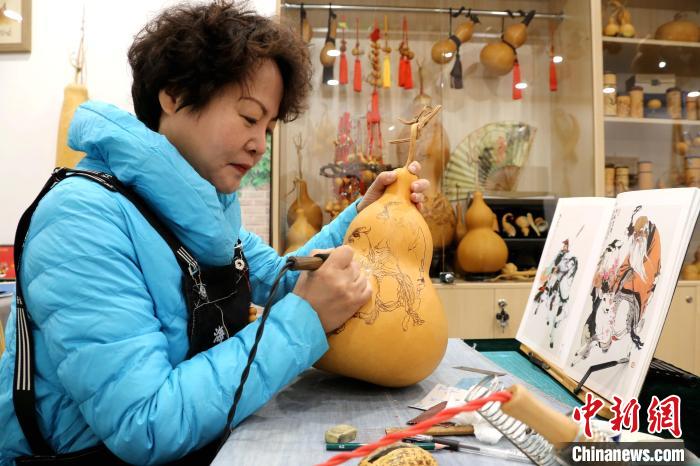 11月11日，潍坊手工艺人在十芴园非遗空间展馆内展示葫芦焊画技艺。　沙见龙 摄