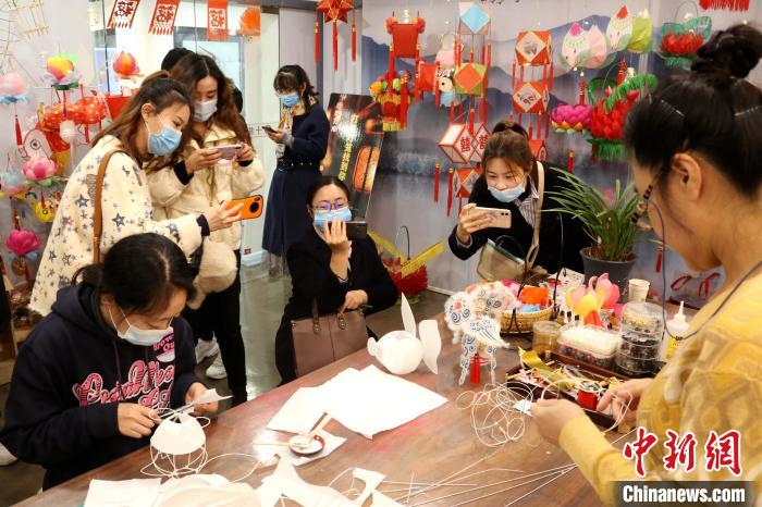 11月11日，潍坊手工艺人在十芴园非遗空间展馆内向媒体记者展示花灯制作技艺。