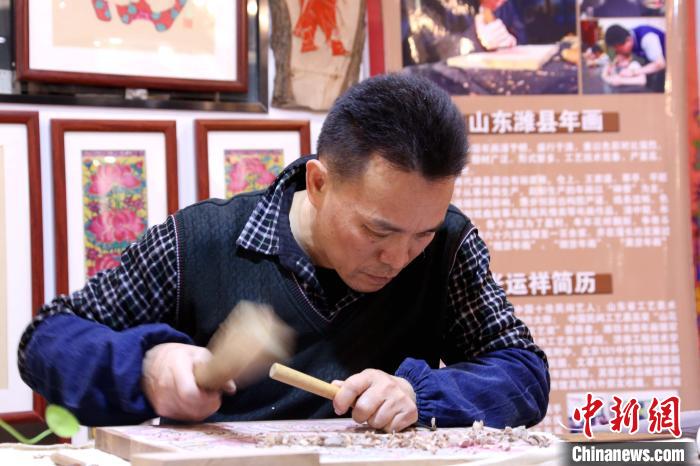 潍坊十芴园非遗空间展馆内的手工艺人正在制作工艺品。　沙见龙 摄
