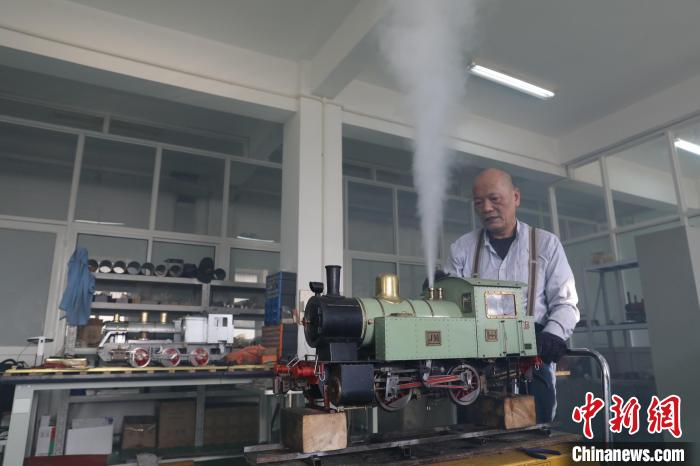 历时14个月上万道工序上海“爷叔”手工打造蒸汽小火车登上拍卖台
