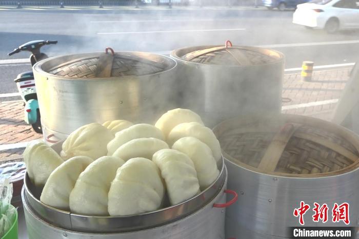安徽合肥：免费“热”早餐让环卫工人不再“冷”