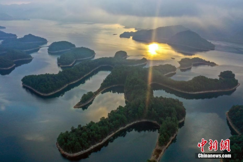 航拍浙江淳安千岛湖初冬景色