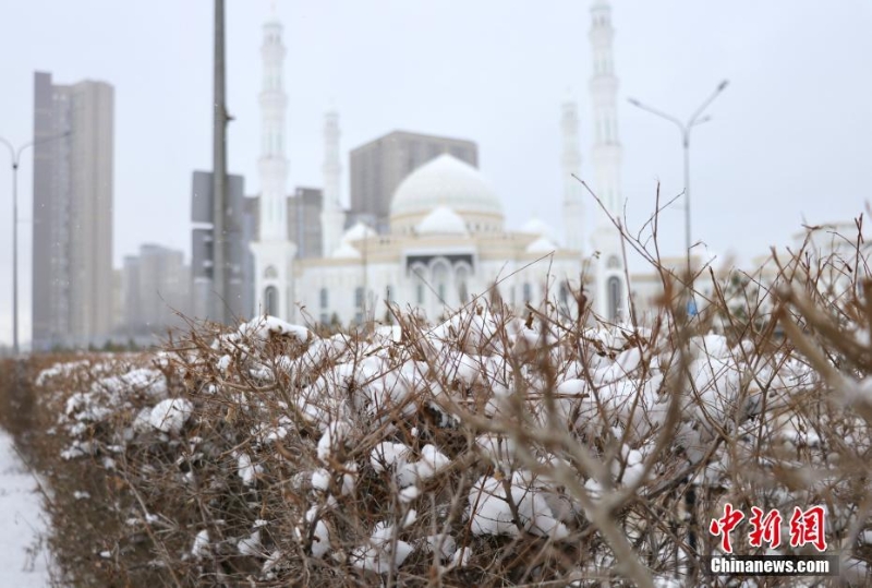 哈萨克斯坦首都裹“冬装”