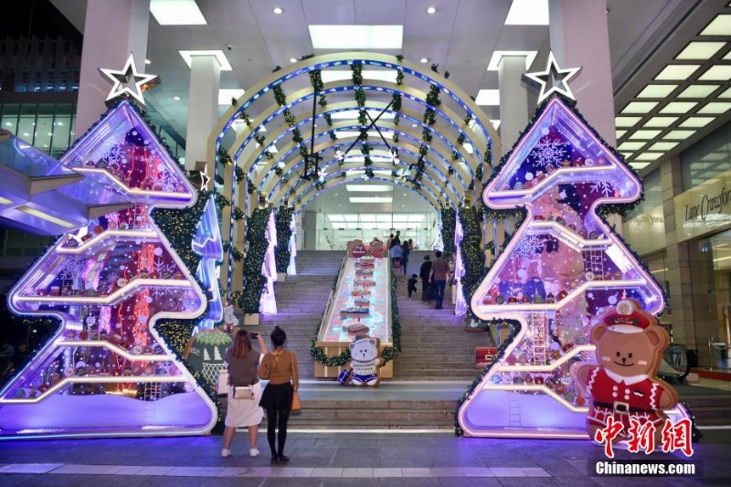 香港海港城大型圣诞灯饰“圣诞客运站”亮灯