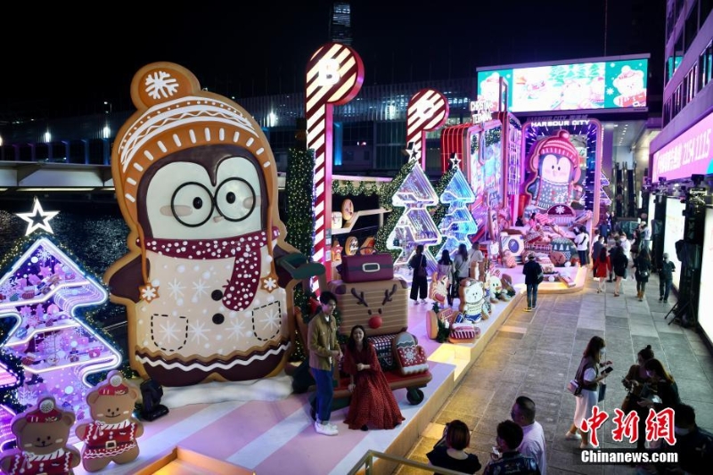香港海港城大型圣诞灯饰“圣诞客运站”亮灯
