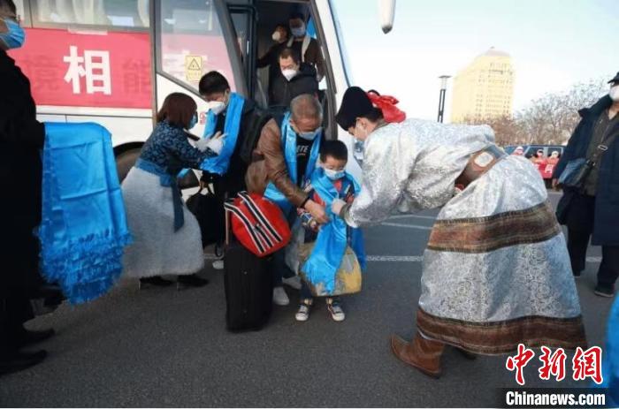 万名额济纳旗滞留游客顺利返程：1个月，感受内蒙古温暖