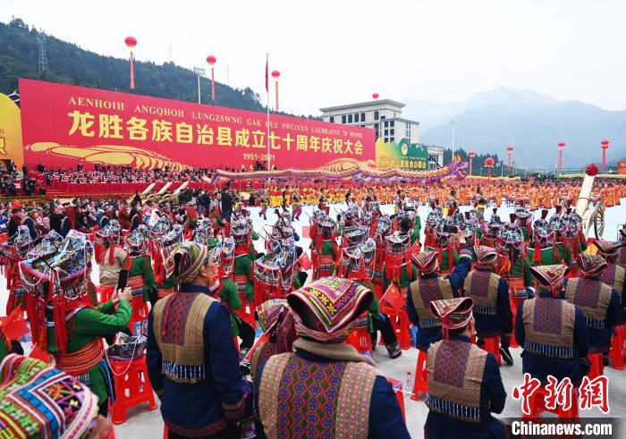 图为龙胜70周年县庆广场表演现场。　杨志雄 摄