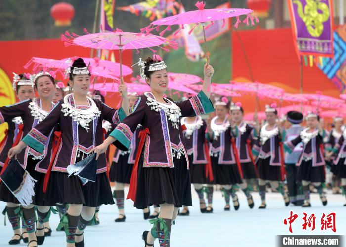 图为龙胜县少数民族群众展示民族歌舞。　俞靖 摄