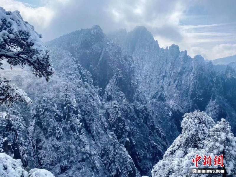 黄山迎来今冬首场降雪 银装素裹如仙境