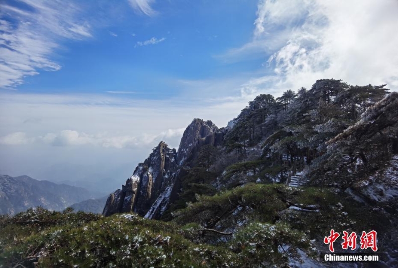 黄山迎来今冬首场降雪 银装素裹如仙境