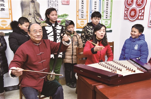 魏云彩带着徒弟来在段庄街道榴园社区进行琴书表演
