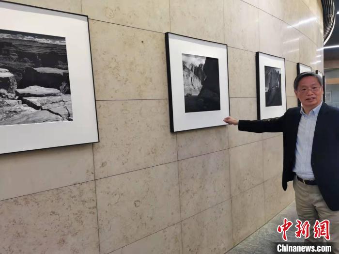 张一帆向记者介绍摄影展。　陈静 摄